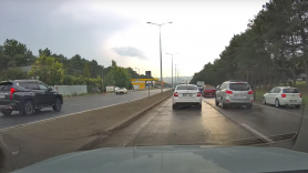 Un șofer a fost amendat pentru că s-a deplasat pe contrasens, în timp ce soția îi năștea în mașină